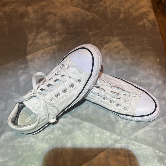 Converse Shoes - Women’s white/black converse